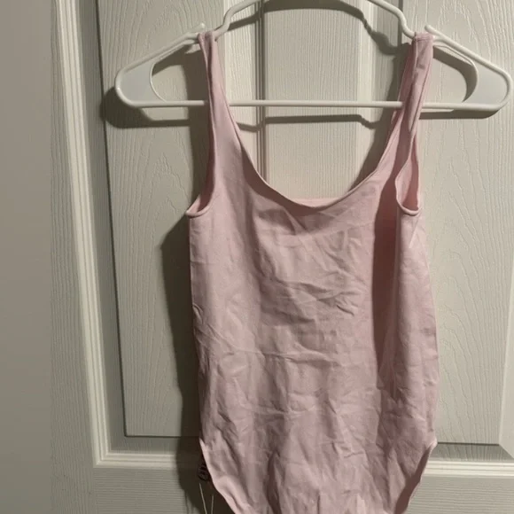 essential bodysuit scoop neck bodysuit light pink - Picture 2 of 3